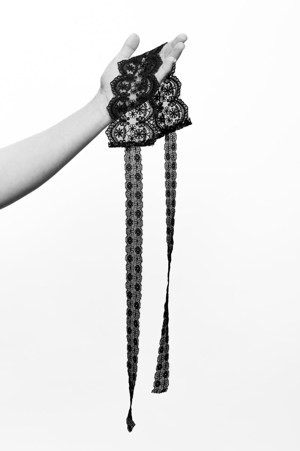 BLACK LACE MASK
