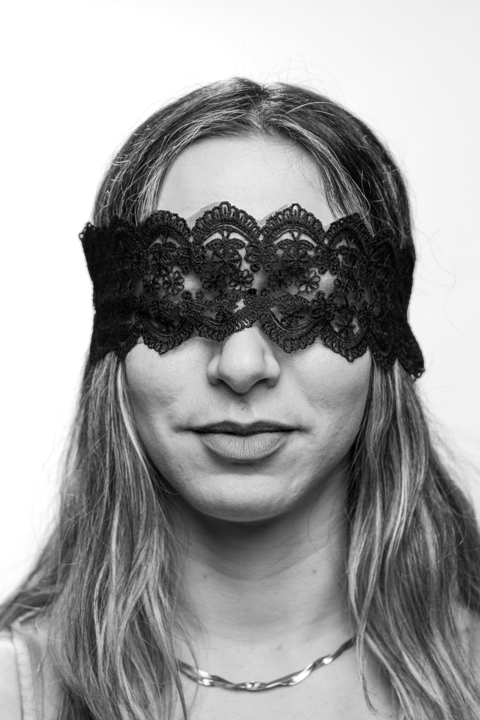 BLACK LACE MASK
